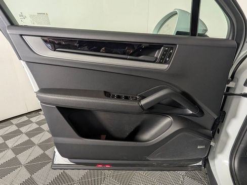 Certified 2025 Porsche Cayenne 3.0T image 24