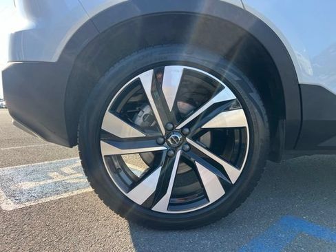 Used 2025 Volvo XC40 B5 Plus AWD/4WD image 6