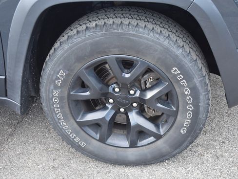 Used 2016 Jeep Cherokee Trailhawk w/ Comfort/Convenience Group AWD/4WD image 11