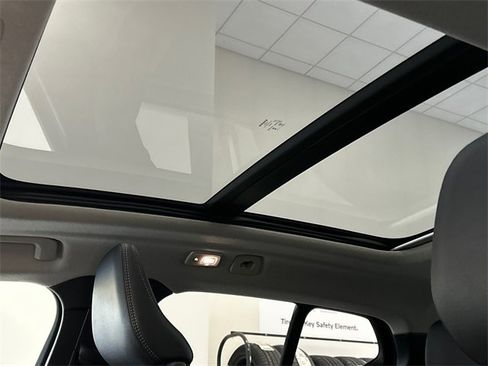 Certified 2025 Volvo XC40 B5 Plus image 21