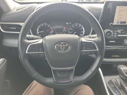 Used 2023 Toyota Highlander XLE image 32