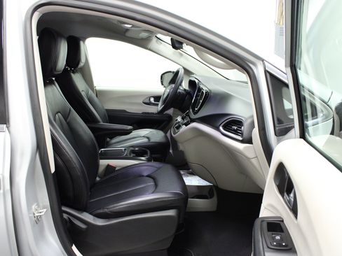 Used 2024 Chrysler Pacifica Touring-L FWD image 17