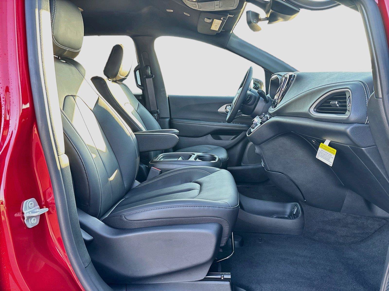New 2027 Chrysler Pacifica Select AWD/4WD image 28