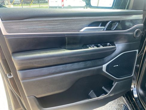 Used 2024 Jeep Wagoneer L Series II w/ Flexible Seating Group AWD/4WD image 11