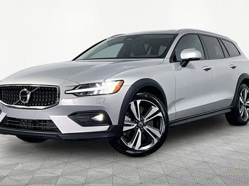 Used 2025 Volvo V60 B5 Cross Country Plus AWD/4WD image 2