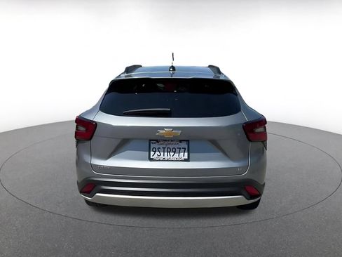 Used 2025 Chevrolet Trax LT FWD image 12