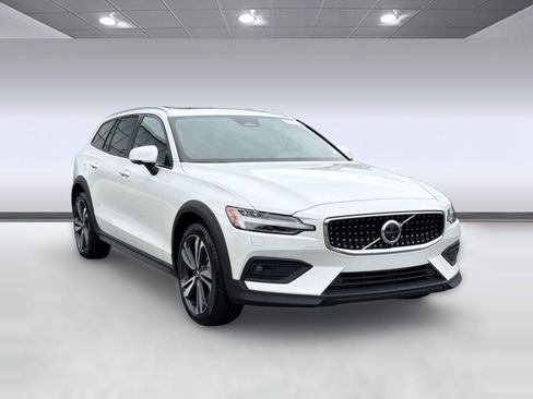 Used 2025 Volvo V60 B5 Cross Country Plus AWD/4WD image 7