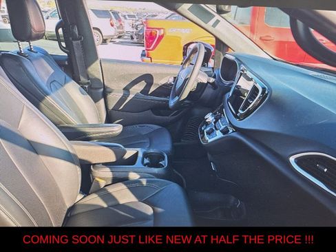 Used 2025 Chrysler Pacifica Select FWD image 14