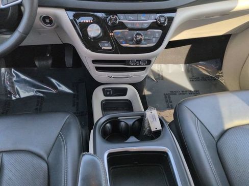 Certified 2024 Chrysler Pacifica Touring-L FWD image 18