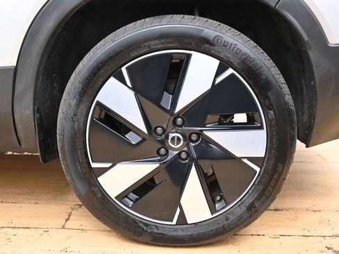 Used 2025 Volvo EX40 Core image 15