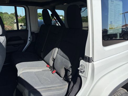 Used 2025 Jeep Wrangler Unlimited Sahara AWD/4WD image 37