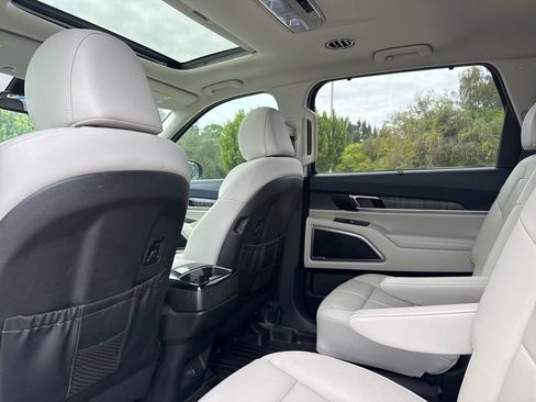 Used 2024 Kia Telluride EX w/ EX Captain's Chair Package image 8