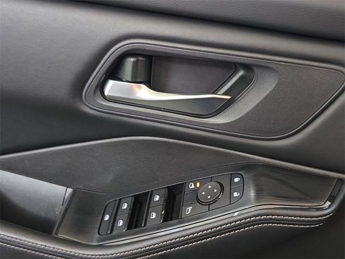 Used 2024 Nissan Rogue SV image 30