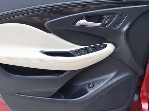 Used 2020 Buick Envision Essence FWD image 12