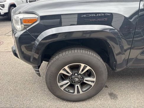 Used 2019 Toyota Tacoma TRD Sport w/ Technology Package AWD/4WD image 4