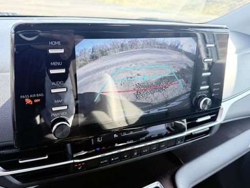 Used 2021 Toyota Sienna XLE image 16