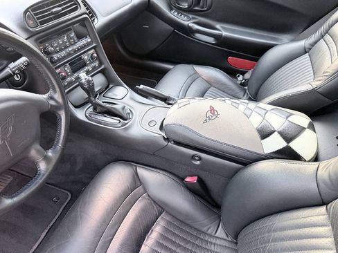 Used 2004 Chevrolet Corvette Coupe w/ Preferred Equipment Group RWD image 21