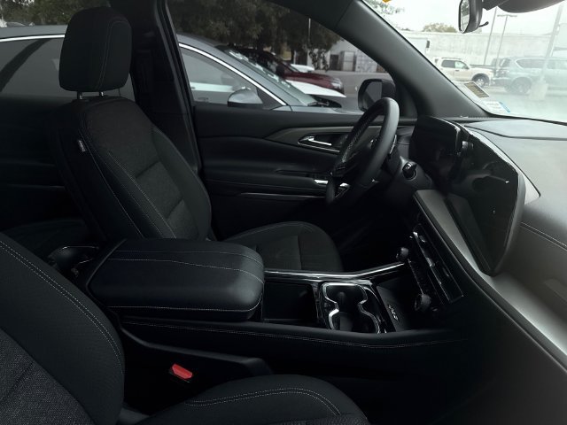 Used 2025 Chevrolet Traverse LT FWD image 3