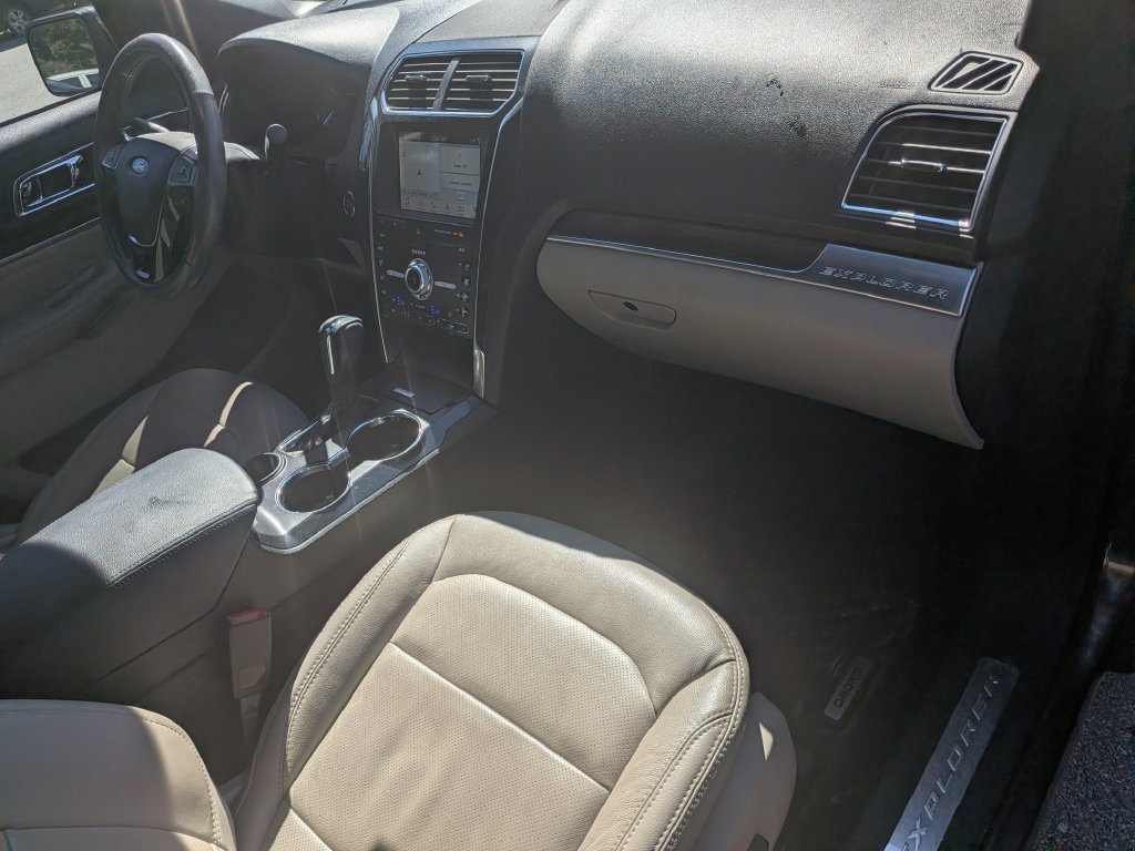 Used 2019 Ford Explorer Limited w/ Class III Trailer Tow Package FWD image 30