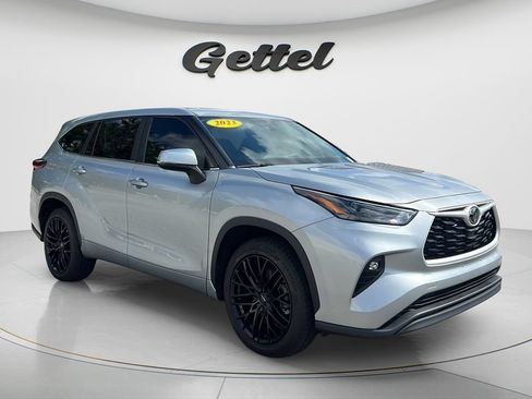 Used 2023 Toyota Highlander LE FWD image 3