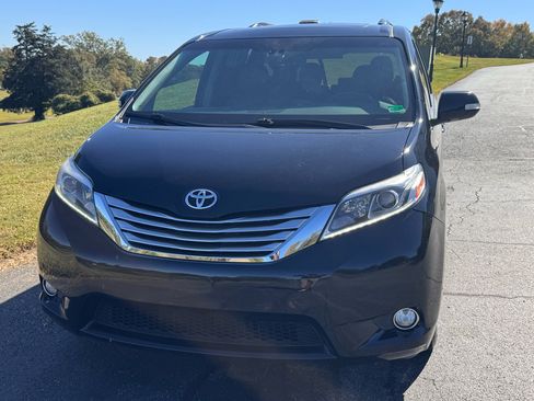 Used 2017 Toyota Sienna Limited Premium image 4