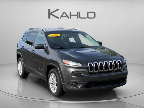 Used 2016 Jeep Cherokee Latitude w/ Cold Weather Group FWD image 6