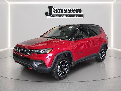 Used 2025 Jeep Compass Trailhawk AWD/4WD image 1