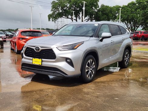 Used 2022 Toyota Highlander XLE FWD image 3