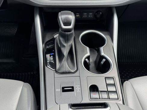 Used 2024 Toyota Highlander XLE FWD image 6