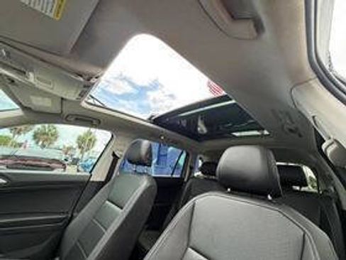 Used 2021 Volkswagen Tiguan SE w/ Panoramic Sunroof Package AWD/4WD image 14