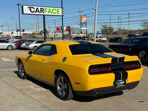 Used 2018 Dodge Challenger SXT w/ Driver Convenience Group image 8