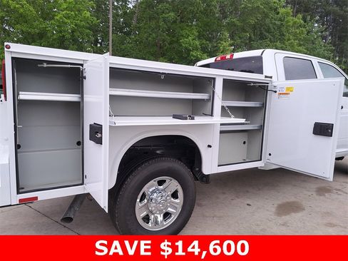 Used 2024 RAM 2500 Tradesman w/ Chrome Appearance Group image 13