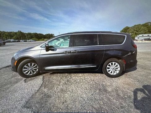 Used 2018 Chrysler Pacifica Touring-L FWD image 2