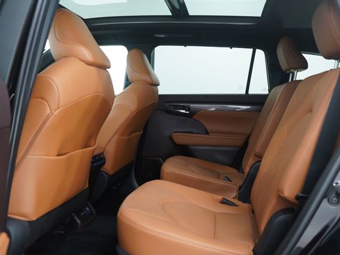 Used 2021 Toyota Highlander Platinum image 18