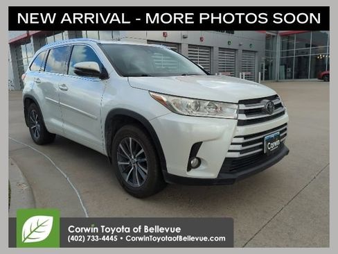 Used 2017 Toyota Highlander XLE AWD/4WD image 1
