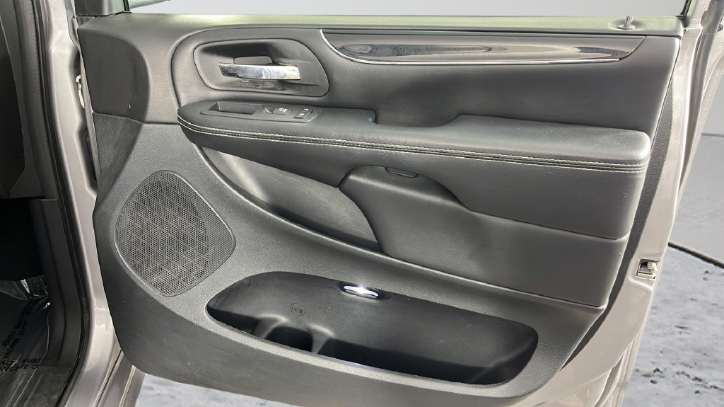 Used 2018 Dodge Grand Caravan SE FWD image 17