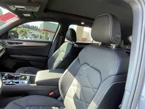 Used 2024 Volkswagen Atlas Cross Sport SE AWD/4WD image 18