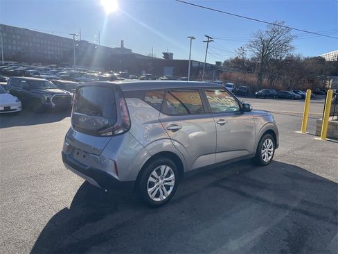 Used 2023 Kia Soul LX image 8