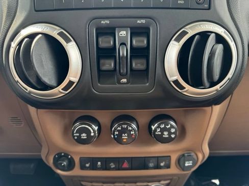 Used 2013 Jeep Wrangler Unlimited Rubicon w/ Connectivity Group AWD/4WD image 16