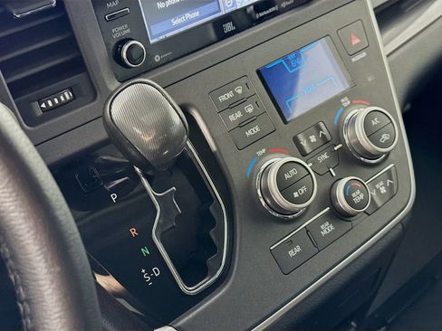 Used 2020 Toyota Sienna SE w/ SE Preferred Package FWD image 11