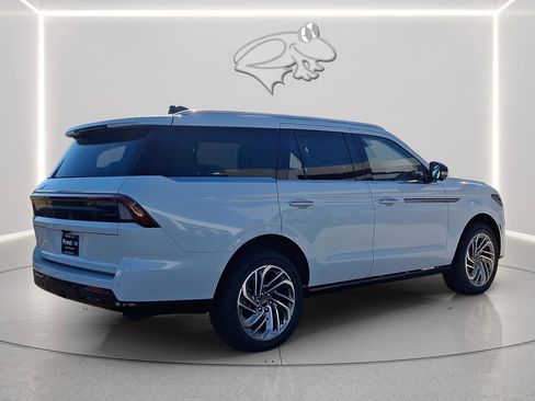 New 2025 Lincoln Navigator Reserve image 4