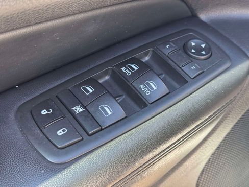 Used 2019 Jeep Grand Cherokee Laredo w/ Security & Convenience Group AWD/4WD image 18