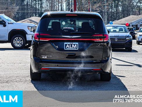 Used 2024 Chrysler Pacifica Touring-L FWD image 12