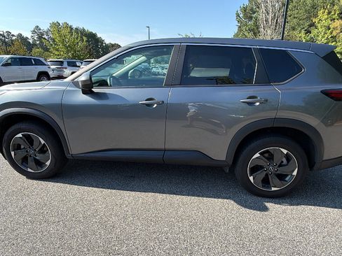 Used 2024 Nissan Rogue SV AWD/4WD image 11