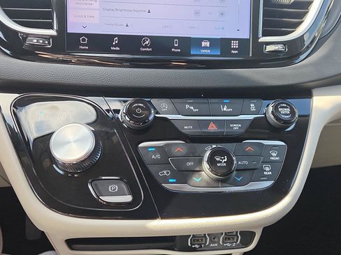 Used 2024 Chrysler Pacifica Touring-L FWD image 31