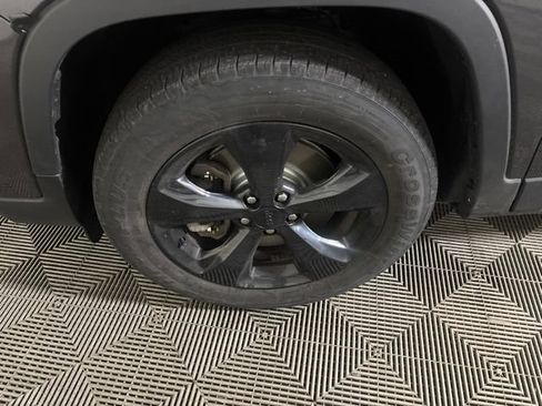 Used 2019 Jeep Cherokee Latitude Plus AWD/4WD image 38