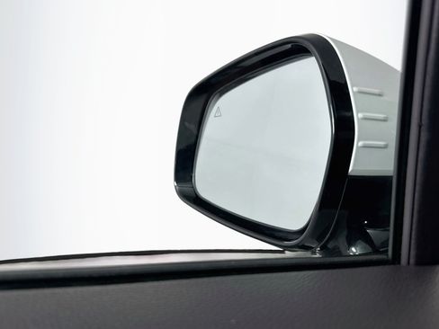 Used 2025 Kia Carnival FWD image 16