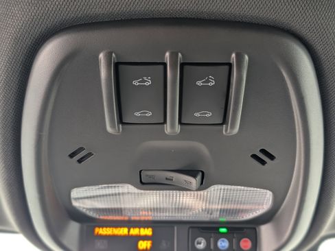 Used 2025 Chevrolet Trax RS w/ Sunroof Package image 28