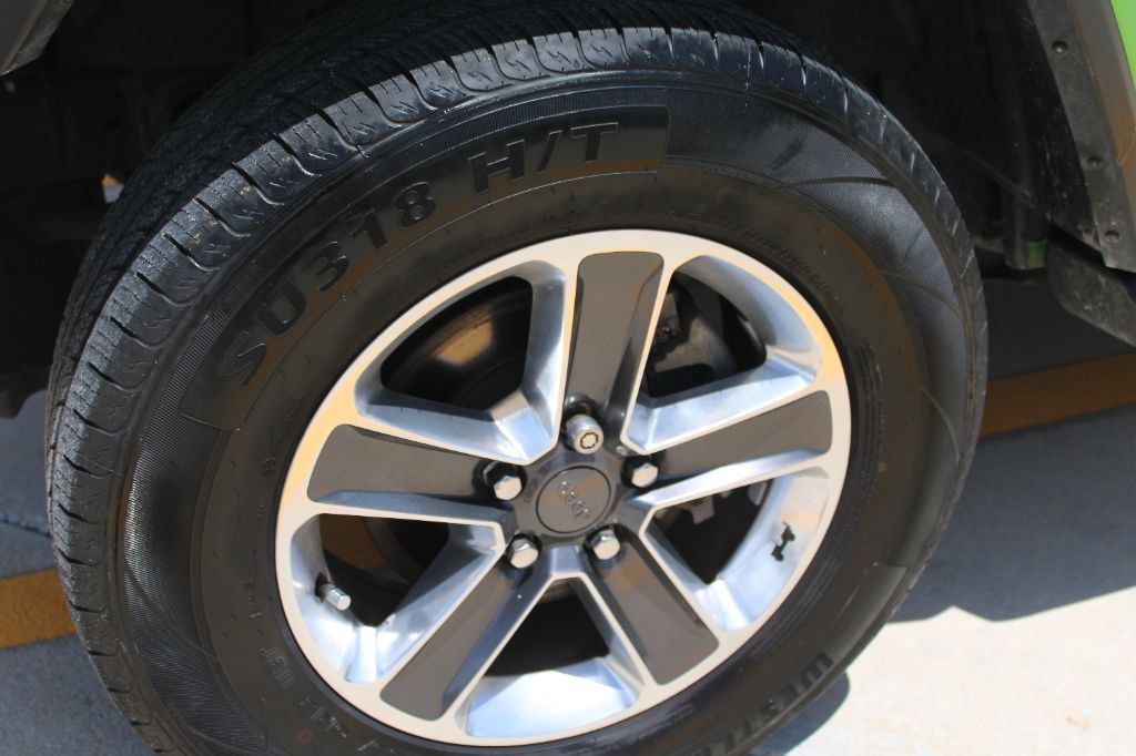 Used 2018 Jeep Wrangler Unlimited Sahara AWD/4WD image 9