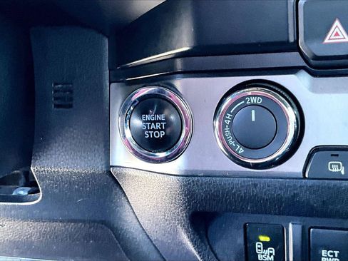 Used 2019 Toyota Tacoma Limited image 27